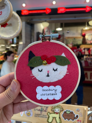 "meowy christmas" jingle bell cat hoop art for kellie - 4 inches